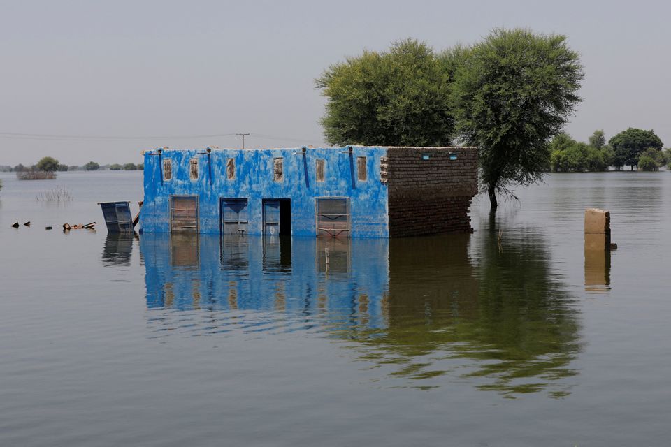 A view shows submerged building amid flood water, following rains and floods during the monsoon season in Talti town in Sehwan, Pakistan September 15, 2022. Photo: Reuters