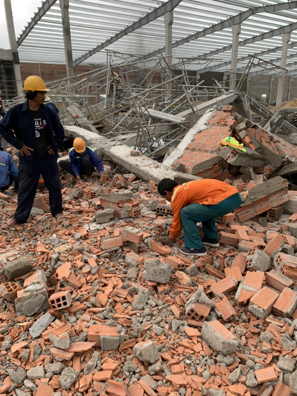 The site where a wall of a Taiwan-invested factory under construction collapsed at Nhon Hoa Industrial Park in An Nhon Town, Binh Dinh Province, Vietnam, September 15, 2022. Photo: Duc Chinh / Tuoi Tre