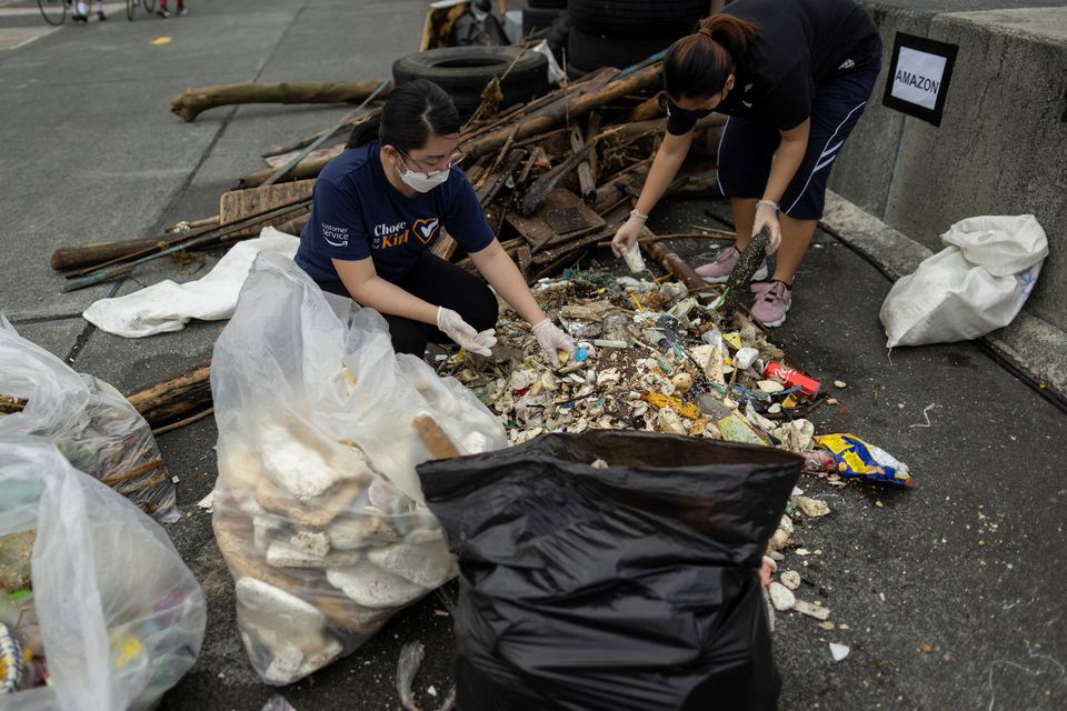 Volunteers sort trash picked up along the shore of Manila Bay on International Coastal Cleanup Day in Pasay City, Philippines, September 17, 2022. Photo: Reuters