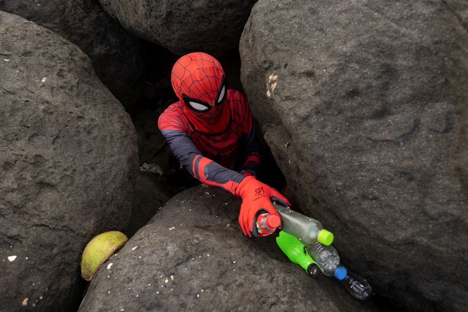 A volunteer dressed in a Spider-Man costume picks up trash along the shore of Manila Bay on International Coastal Cleanup Day in Pasay City, Philippines, September 17, 2022. Photo: Reuters