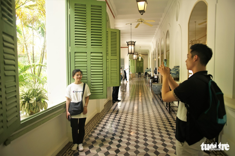 Visitors take pictures at the corridor while visiting the Consulate General of France in Ho Chi Minh City on September 17, 2022. Photo: Huynh Vy / Tuoi Tre