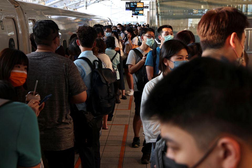 Travellers wait at Taichung High Speed Rail station, after a 6.8-magnitude earthquake in southeastern Taiwan delayed train services September 18, 2022. Photo: REUTERS