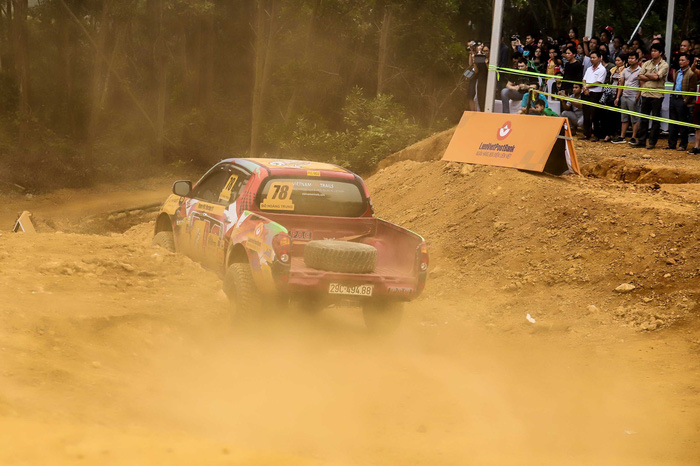 A vehicle kicks up dust on a course of Knock Out the King 2018, held in Hanoi, between March 24 and 25, 2018. Photo: Tuoi Tre