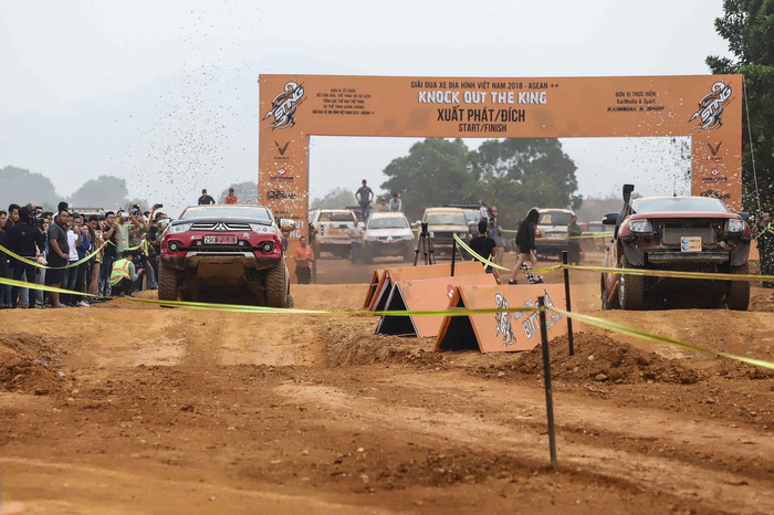 Vehicles cross the start line at Knock Out the King 2018, held in Hanoi, between March 24 and 25, 2018. Photo: Tuoi Tre