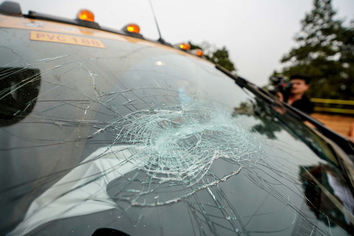 A vehicle’s windshield spider-webbing with cracks following a collision at Knock Out the King 2018, held in Hanoi, between March 24 and 25, 2018. Photo: Tuoi Tre