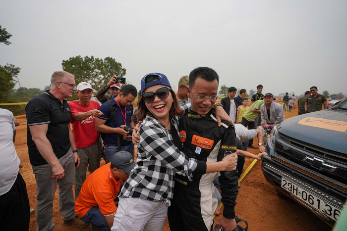 The wife of a competitor hugs him as an encouragement when his vehicle breaks down halfway at Knock Out the King 2018, held in Hanoi, between March 24 and 25, 2018. Photo: Tuoi Tre