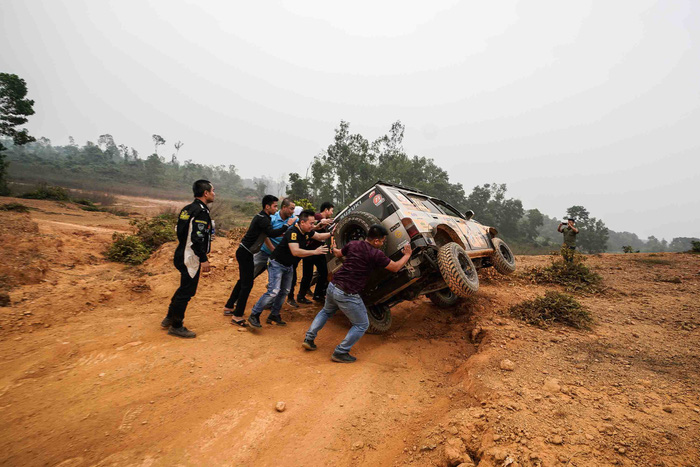 People put an overturned vehicle upright at Knock Out the King 2018, held in Hanoi, between March 24 and 25, 2018. Photo: Tuoi Tre