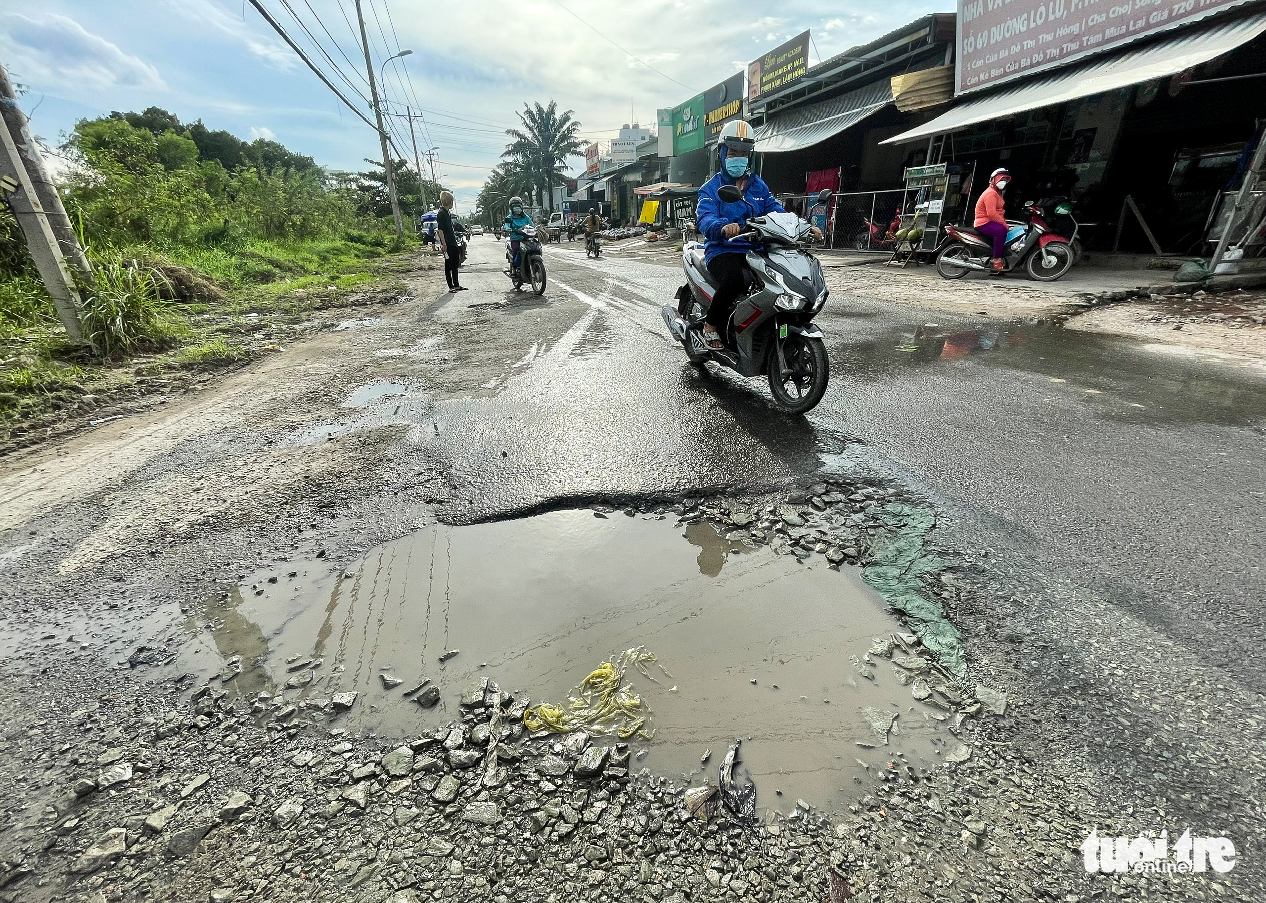 A large pothole is filled with water on Lo Lu Street in Thu Duc City, Ho Chi Minh City. Photo: Chau Tuan / Tuoi Tre