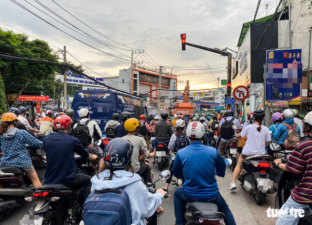 A traffic jam during rush hours on Lo Lu Street in Thu Duc City, Ho Chi Minh City. Photo: Chau Tuan / Tuoi Tre