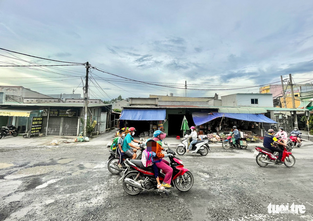 Motorcyclists travel on Lo Lu Street in Thu Duc City, Ho Chi Minh City. Photo: Chau Tuan / Tuoi Tre