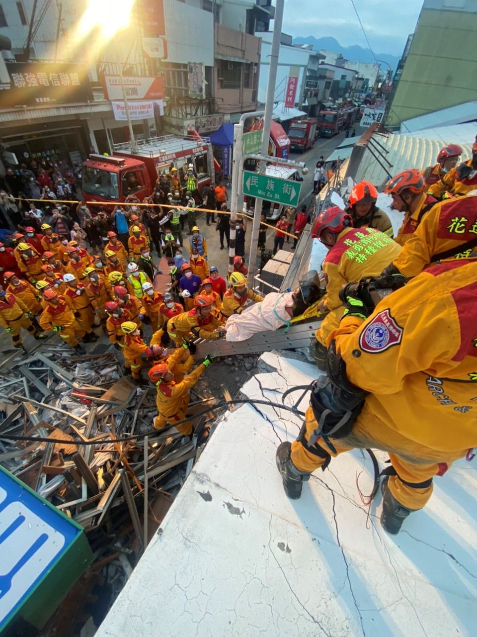 Firefighters rescue a person at the site where a building collapsed following a 6.8-magnitude earthquake, in Yuli, Hualien county, Taiwan September 18, 2022. Photo: Taiwan's 0918 Earthquake Central Emergency Operations Centre/Handout via REUTERS