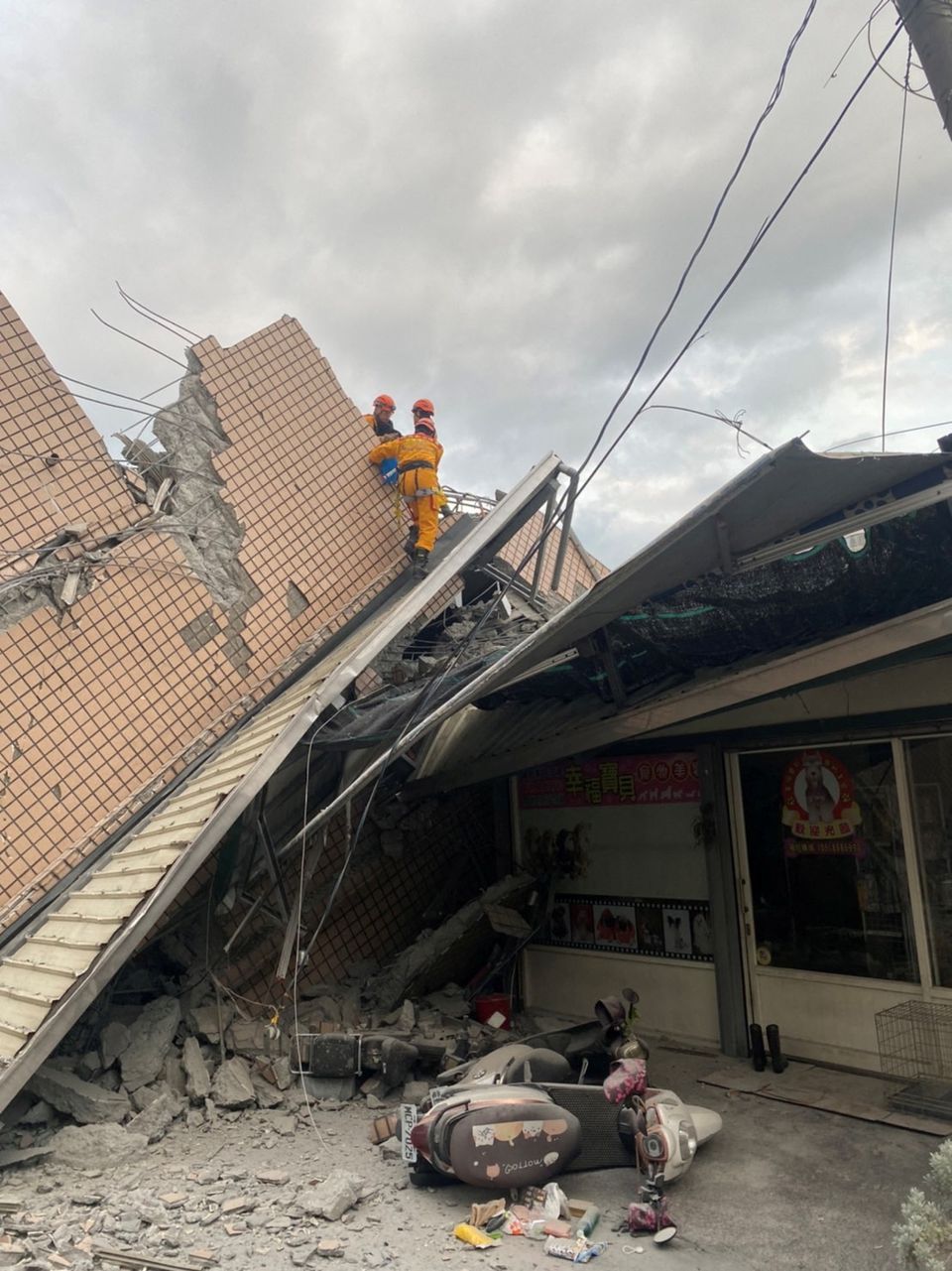 Firefighters work at the site where a building collapsed following a 6.8-magnitude earthquake, in Yuli, Hualien county, Taiwan September 18, 2022. Photo: Taiwan's 0918 Earthquake Central Emergency Operations Centre/Handout via REUTERS