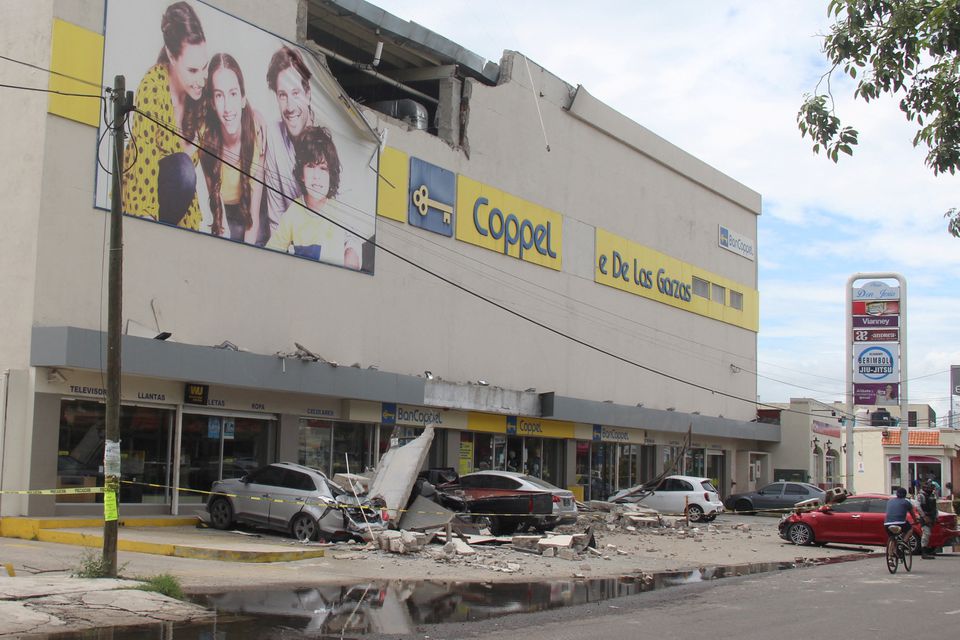 A general view shows vehicles damaged by the collapse of the facade of a department store during an earthquake, in Manzanillo, Mexico September 19, 2022. Photo: Reuters