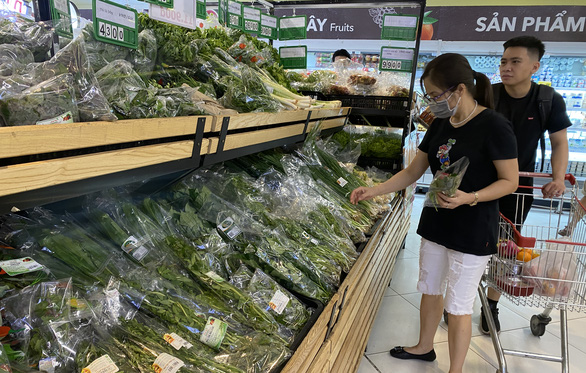 Trinh Nhi Company’s vegetable products attached with VietGAP labels are put up for sale in a Winmart supermarket. Photo: Bong Mai / Tuoi Tre