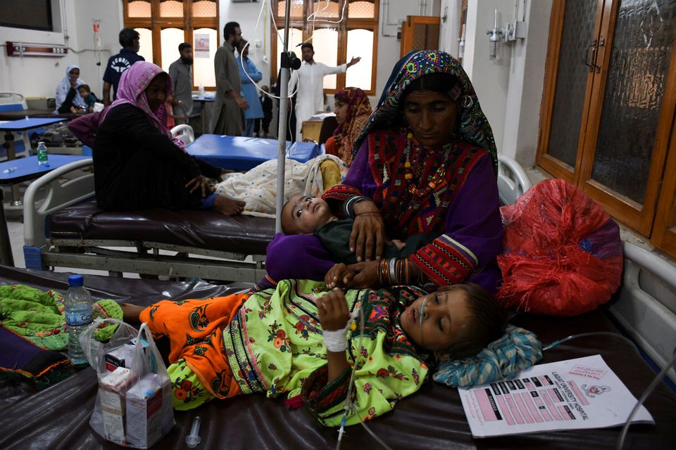 A woman, who became flood victim, takes care of her ailing baby at a hospital, following rains and floods during the monsoon season in Jamshoro, Pakistan September 20, 2022. Photo: Reuters