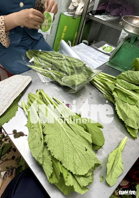After being stuck with VietGAP tags, vegetables have their prices surging. Photos: Thao Thuong / Tuoi Tre