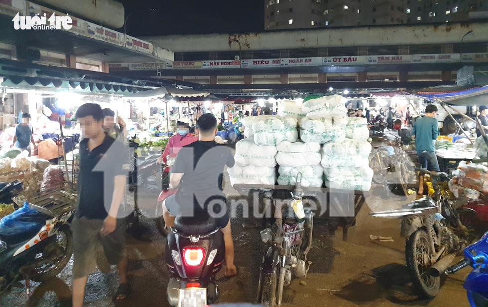 Vegetables are imported from China to Hoc Mon wholesale market in Ho Chi Minh City. Photo: Bong Mai / Tuoi Tre