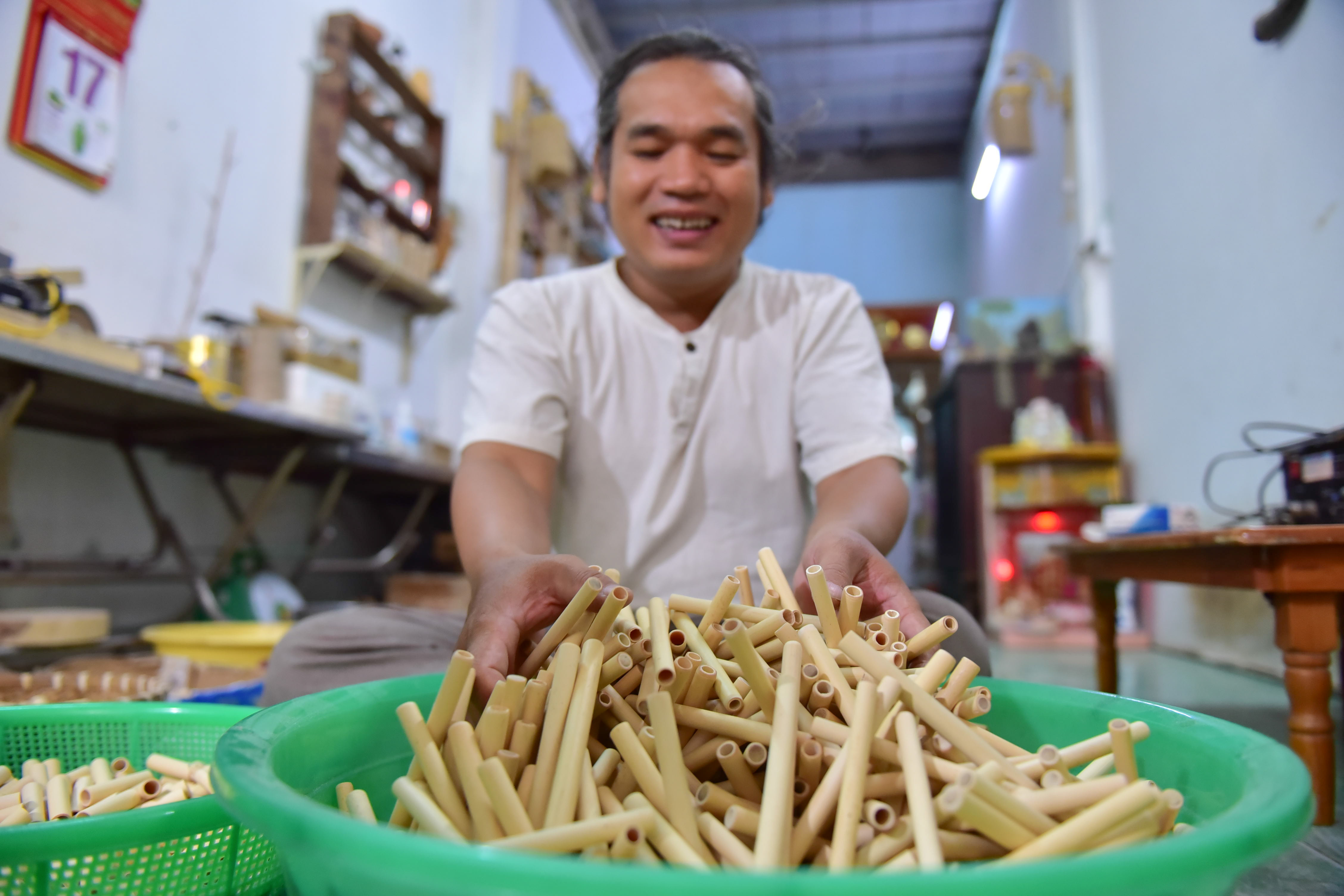 Bamboo straws are used to make pen barrels. Photo: Ngoc Phuong / Tuoi Tre News