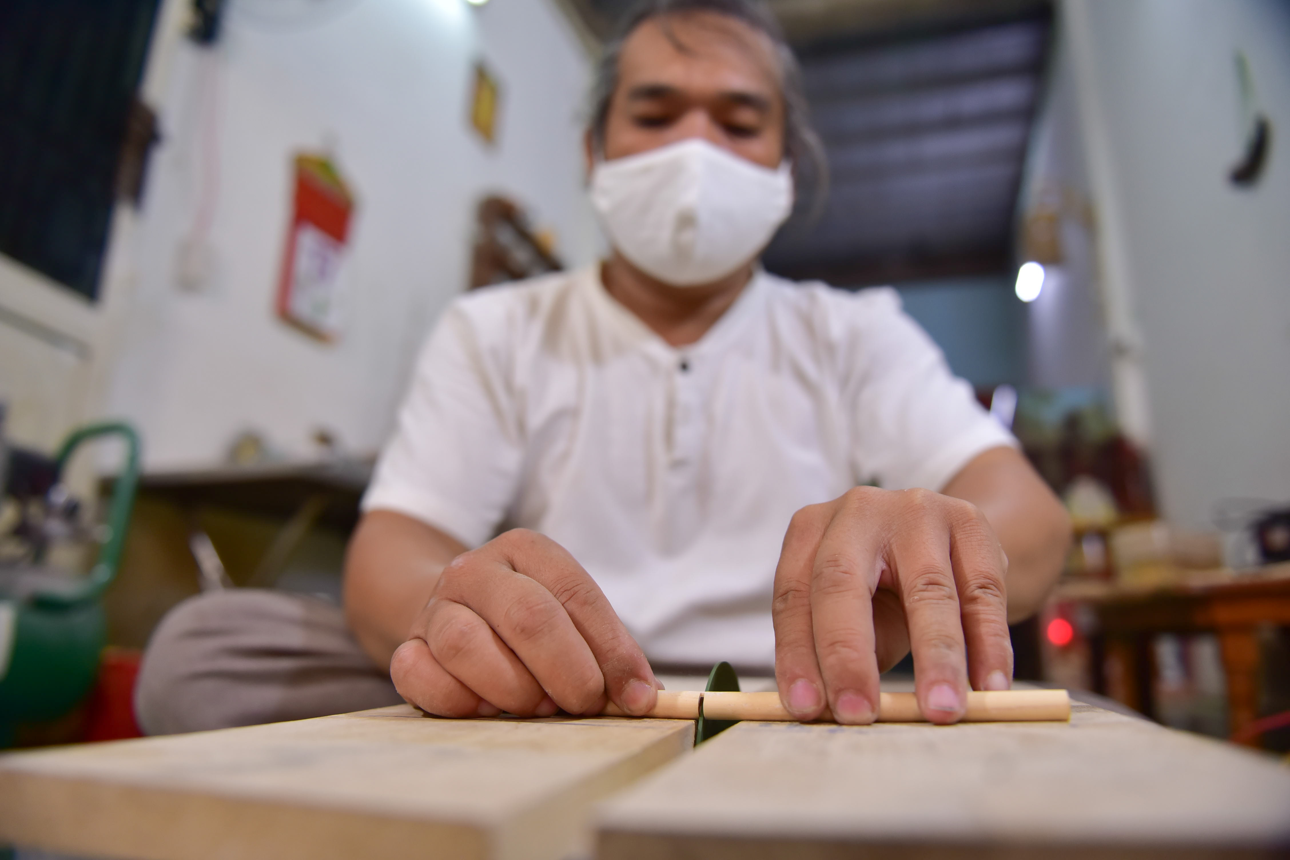 Phan works on bamboo straws to make pen barrels. Photo: Ngoc Phuong / Tuoi Tre News