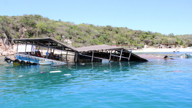 A floating restaurant collapses in Vinh Hy Bay in Ninh Thuan Province, Vietnam, in this photo taken in 2016. Photo: Minh Tran / Tuoi Tre