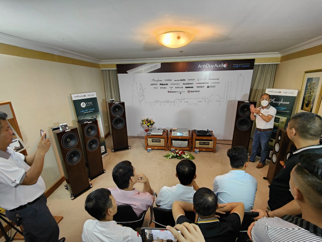 Visitors experience a sound system on display at the AVSHOW 2022 in Hanoi, September 23, 2022. Photo: Nhu Quynh / Tuoi Tre