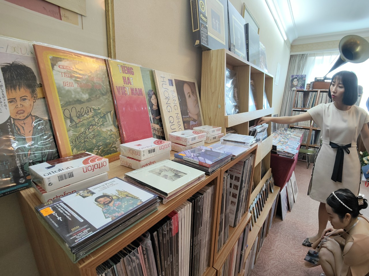 Old phonograph records are on display at the AVSHOW 2022 in Hanoi, September 23, 2022. Photo: Nhu Quynh / Tuoi Tre