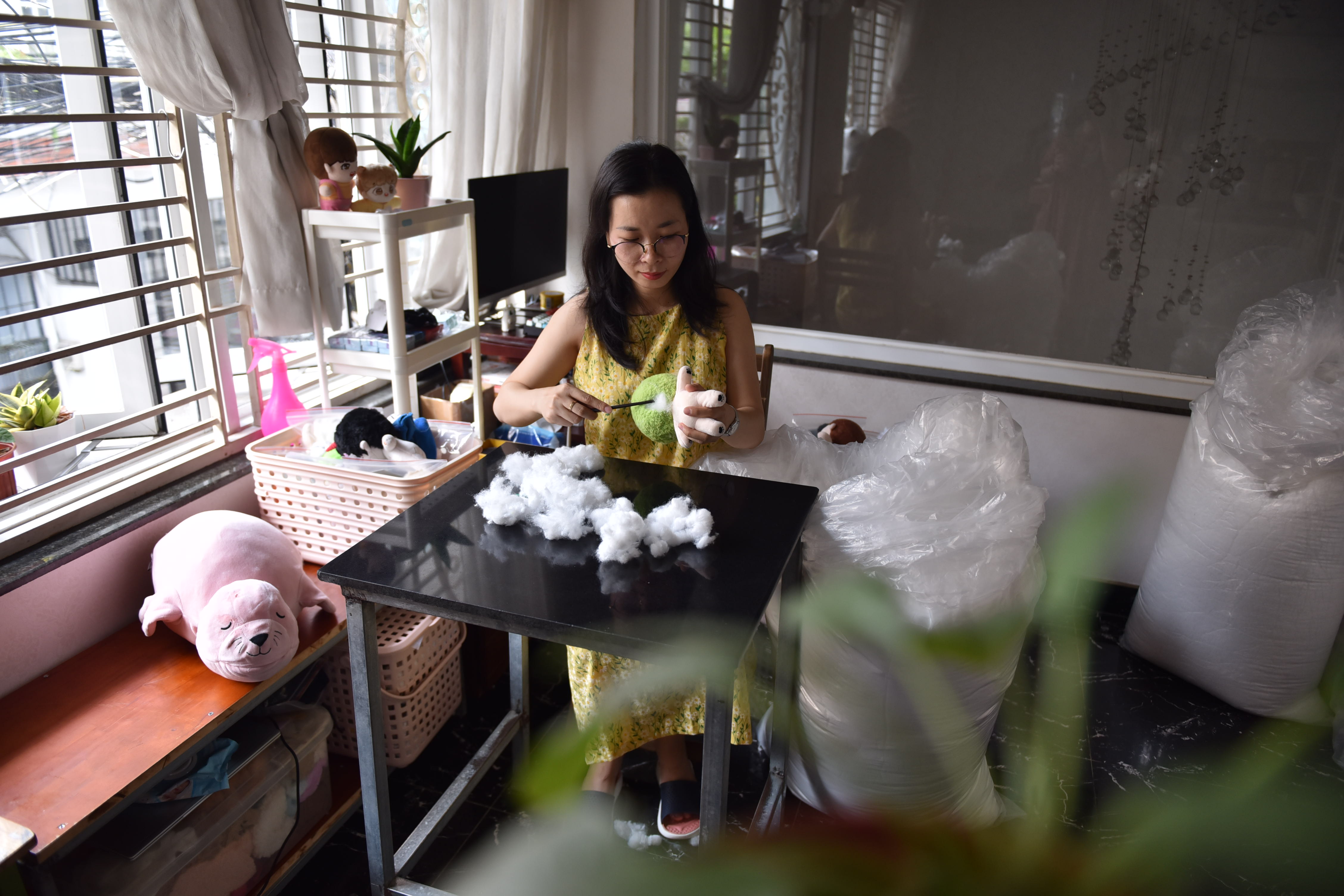 Huynh Thy Anh Chi has been repairing broken cuddly toys for nearly the past eight year in Ho Chi Minh City. Photo: Ngoc Phuong / Tuoi Tre News