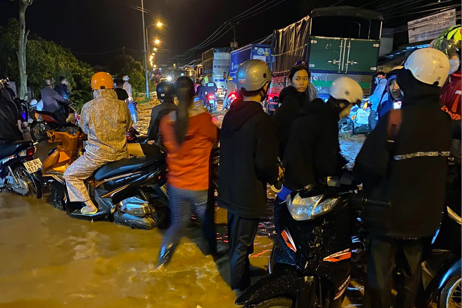 A heavy rain interrupts traffic on Provincial Road 763 in Dinh Quan District, Dong Nai Province, Vietnam, September 23, 2022. Photo: An Binh / Tuoi Tre