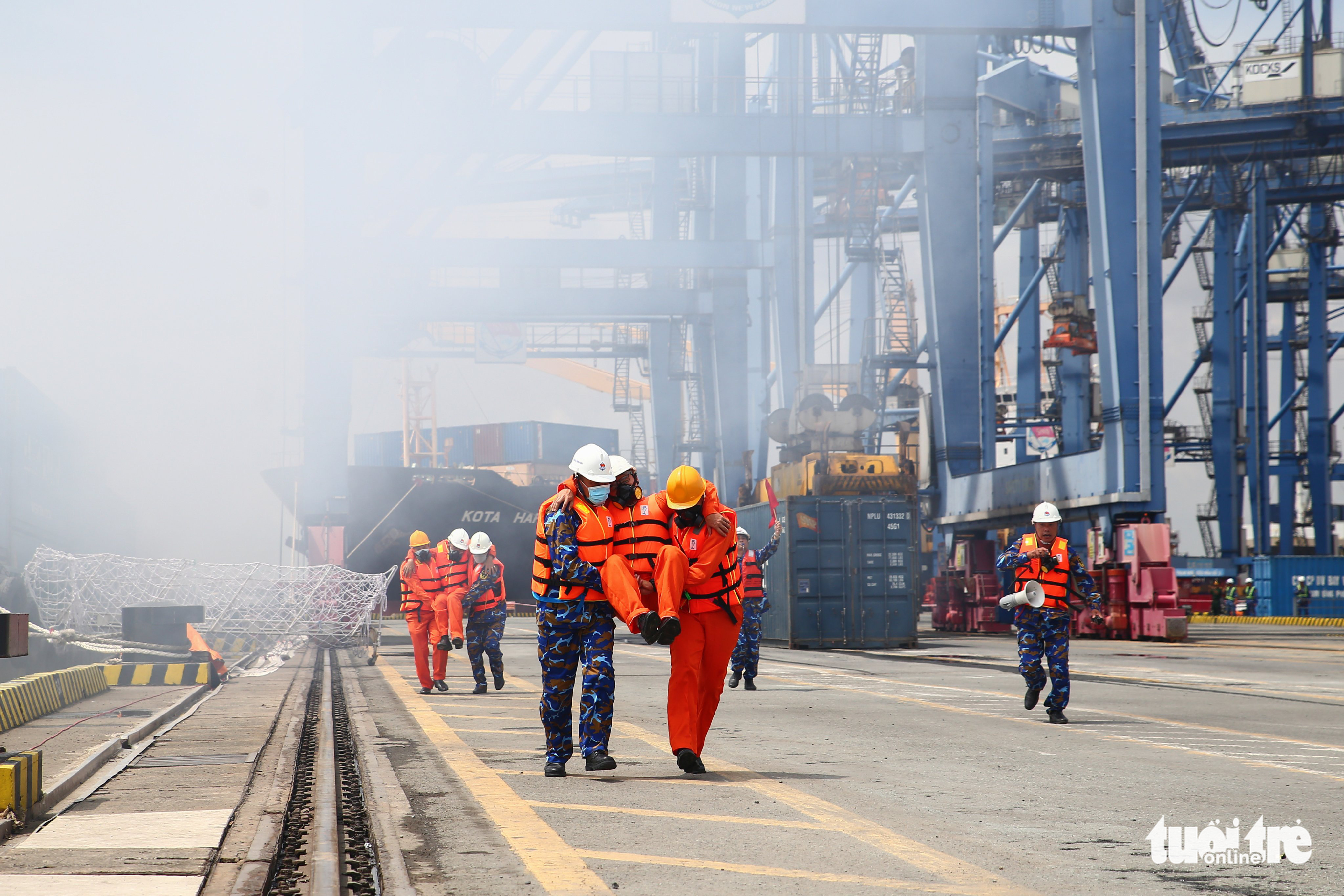 Crew members are rescued from the fire on a cargo ship during the drill at Cat Lai Port in Ho Chi Minh City, September 24, 2022. Photo: Le An / Tuoi Tre