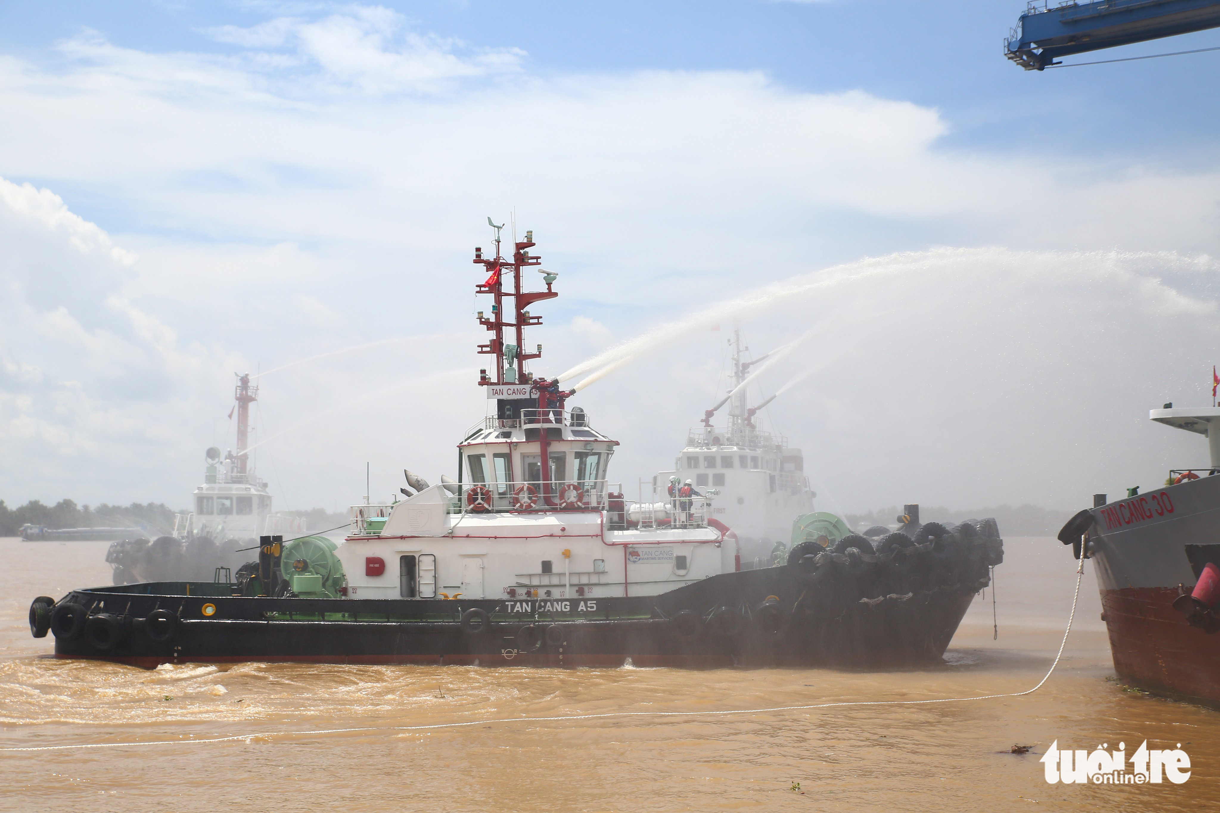 A specialized ship is used during the fire drill at Cat Lai Port in Ho Chi Minh City, September 24, 2022. Photo: Le An / Tuoi Tre