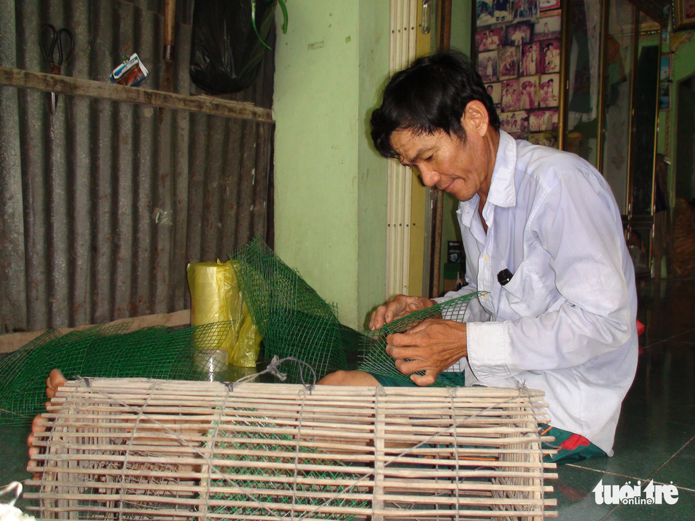 Mong is making lop - a cylindrical bamboo basket to catch field crabs.