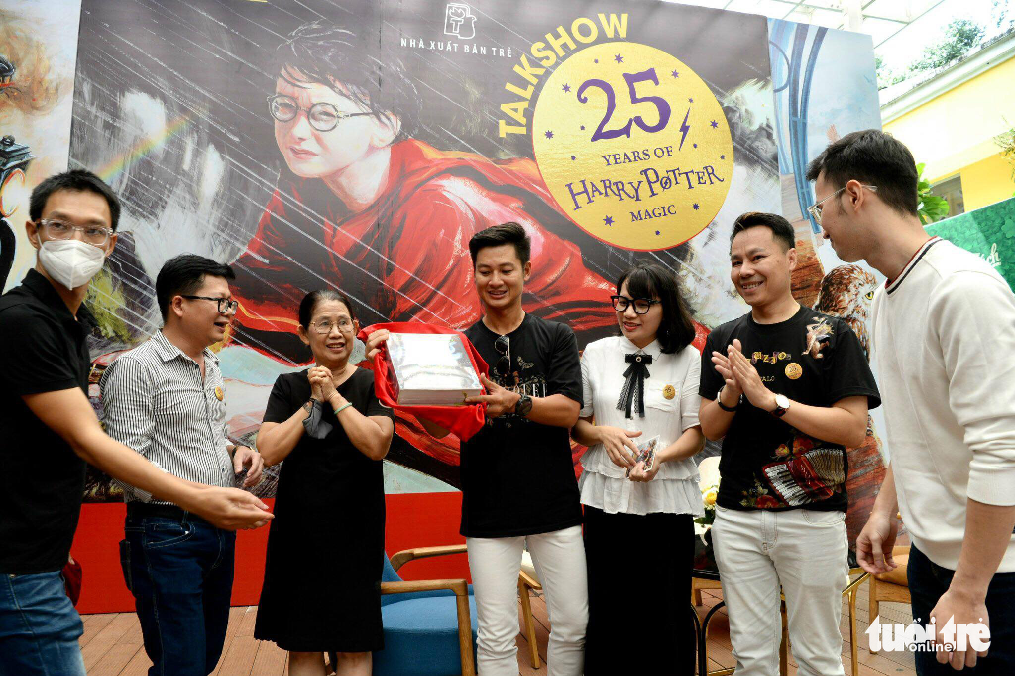 The illustrated Vietnamese edition of the ‘Harry Potter and the Order of the Phoenix,’ the fifth novel in the world-famous series, is introduced at Nguyen Van Binh Book Street in Ho Chi Minh City, September 25, 2022. Photo: T.T.D. / Tuoi Tre