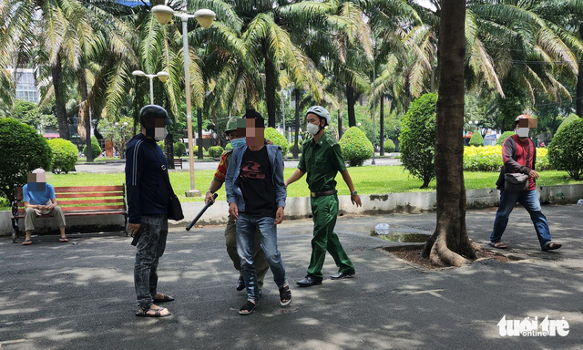 Police escort drug addicts from 23/9 Park to their station in District 1, Ho Chi Minh City, September 26, 2022. Photo: Minh Hoa / Tuoi Tre