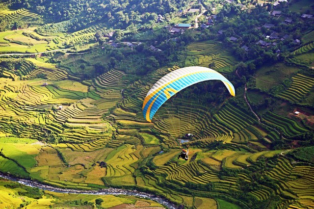100 paragliders participate in festival in northwestern Vietnam