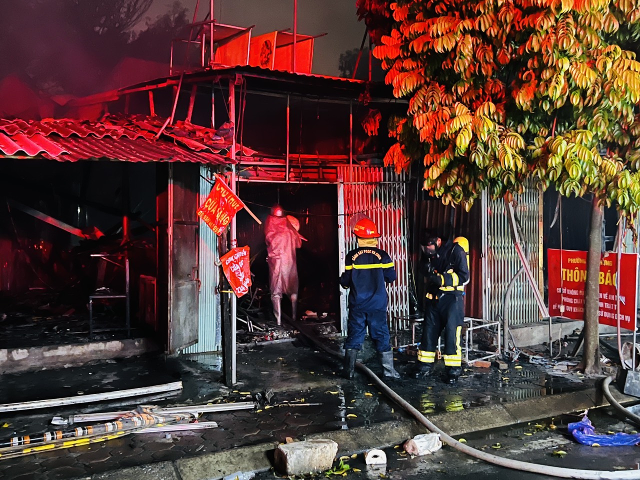 Firefighters work at the site of a house fire in Hoang Mai District, Hanoi, September 25, 2022. Photo: Anh Kien / Tuoi Tre
