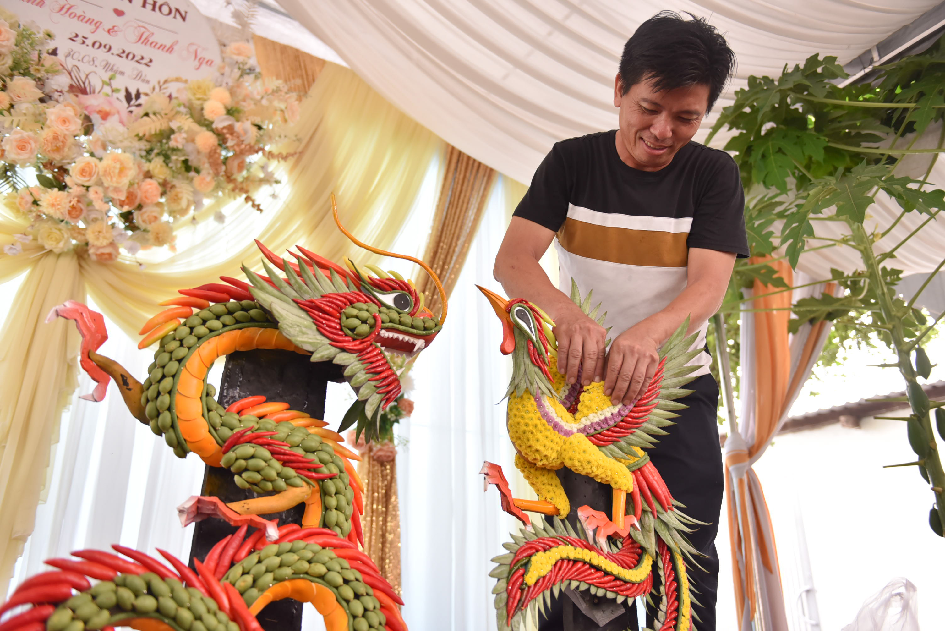 Tran Trung Hieu from the southern province of Dong Nai has been making veggie wedding gates for the past ten years. Photo: Ngoc Phuong / Tuoi Tre News