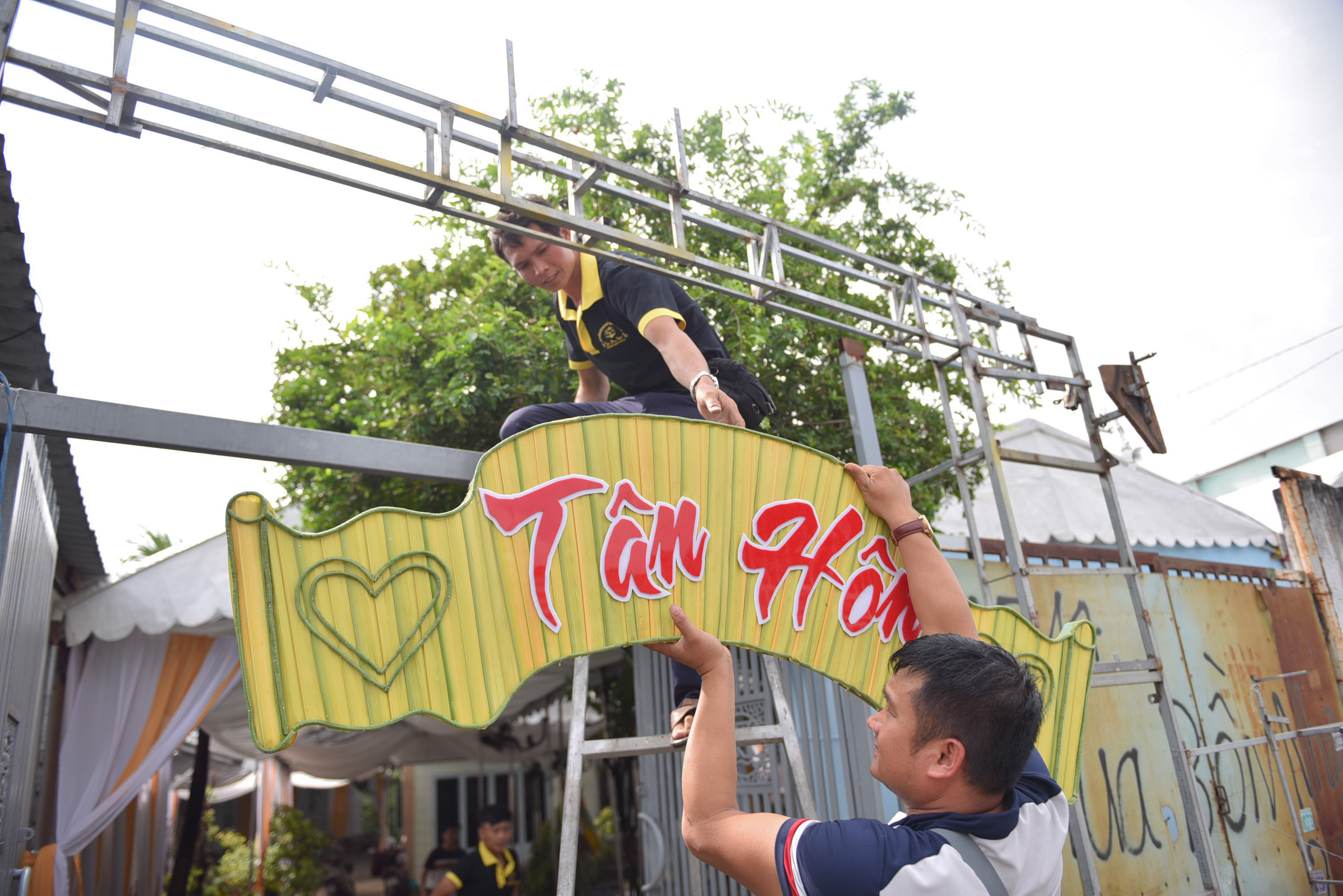 A sign reads “Tan Hon,” which presents the wedding ceremony of the groom’s family, made from coconut leaves. Meanwhile, the bride’s house will see a sign of “Vu Quy” which also presents the wedding ceremony. Photo: Ngoc Phuong / Tuoi Tre News