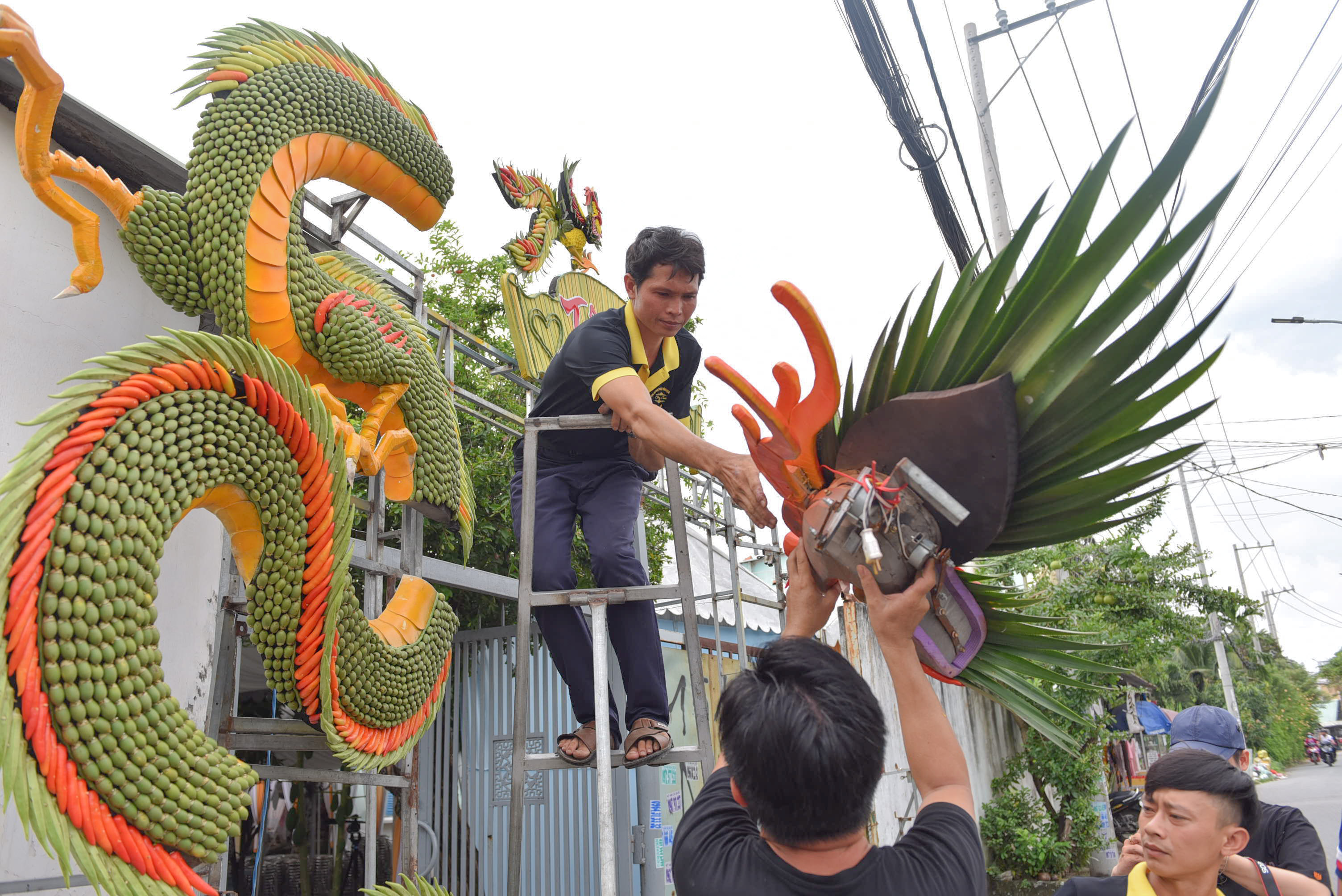 Members of Hieu’s team attach parts of the dragon together. Photo: Ngoc Phuong / Tuoi Tre News.