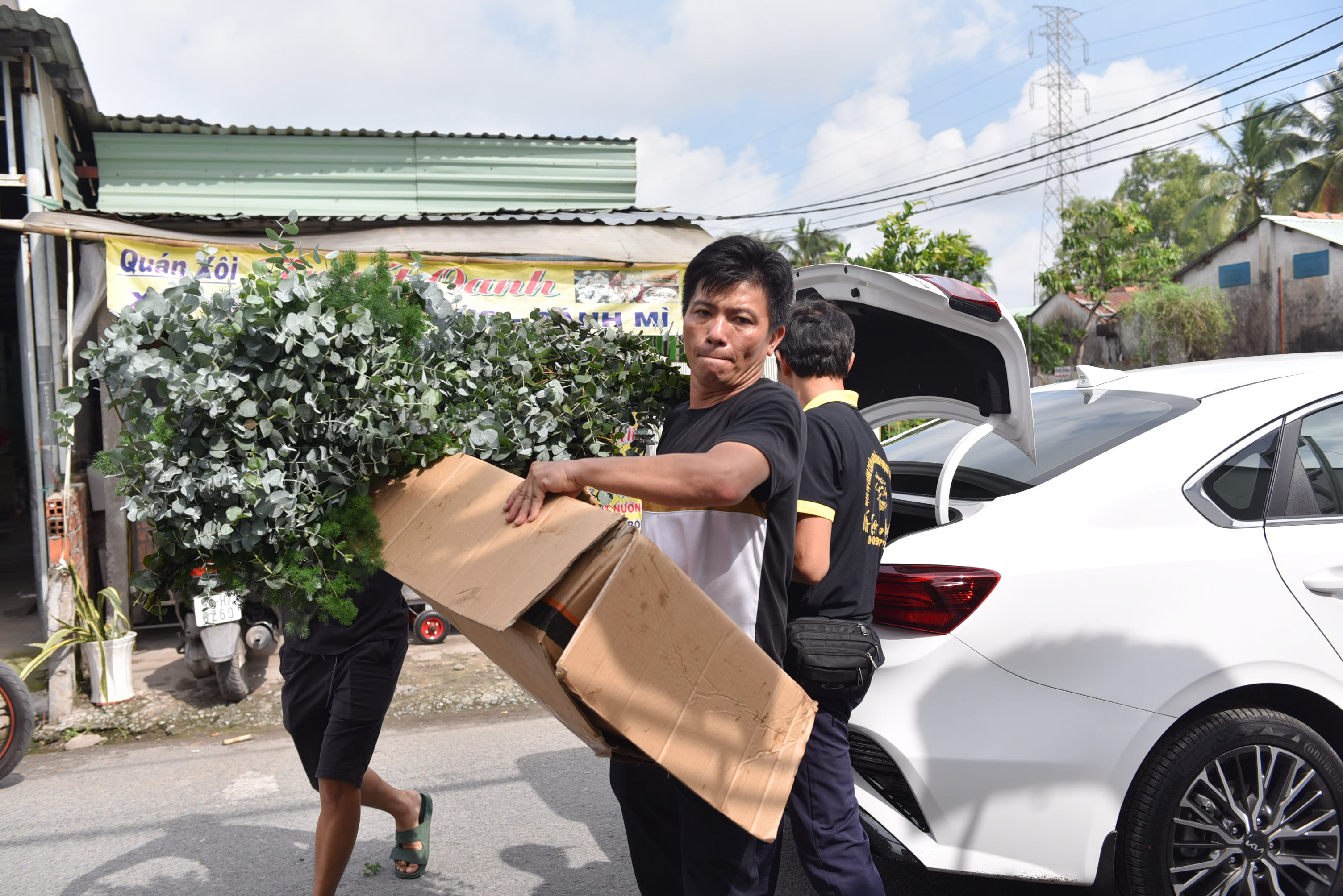Hieu's team delivers flowers to a wedding venue in District 12, Ho Chi Minh City. Photo: Ngoc Phuong / Tuoi Tre News