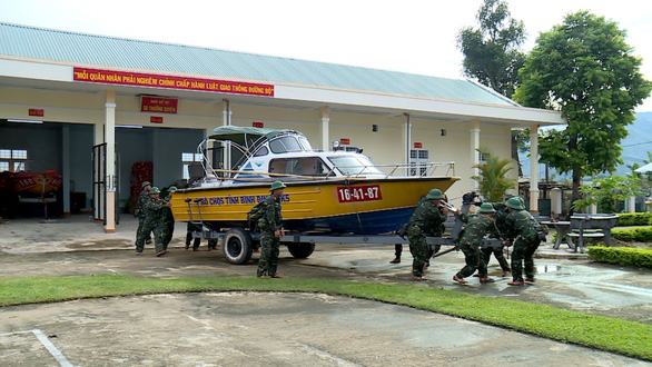 This image shows soldiers moving a specialized vessel to be used when coping with the powerful storm. Photo: H.Q. / Tuoi Tre