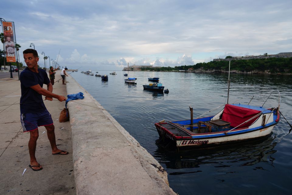 A fisherman prepares to move his boat from a canal ahead of the arrival of Tropical Storm Ian in Havana, Cuba, September 26, 2022. Photo: Reuters