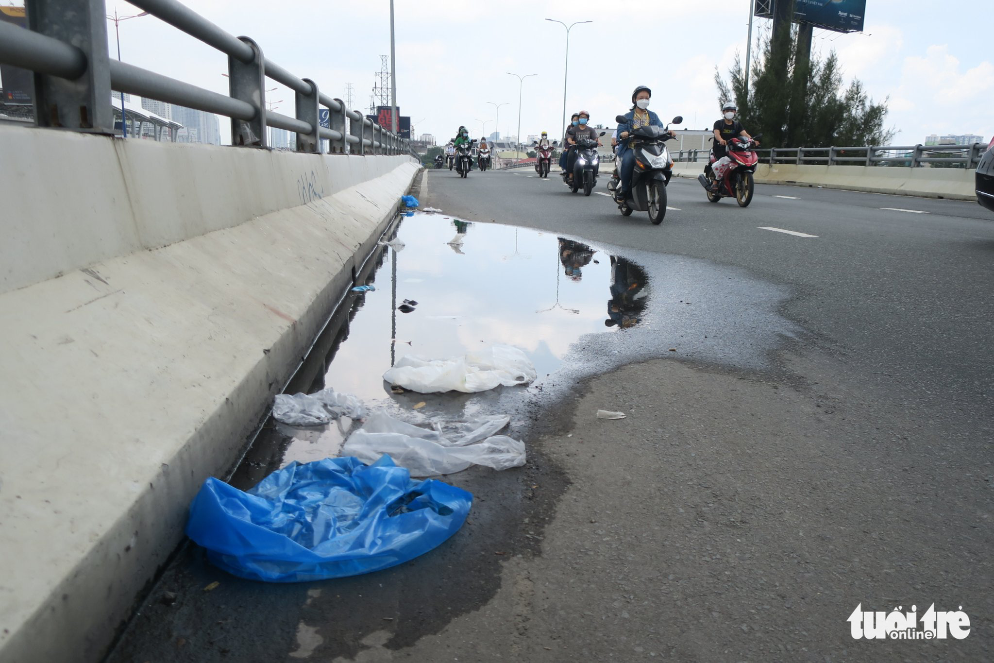 A puddle of rain water stagnates on the Nguyen Huu Canh overpass in Binh Thanh District, Ho Chi Minh City in this file photo. Photo: T.T.D. / Tuoi Tre