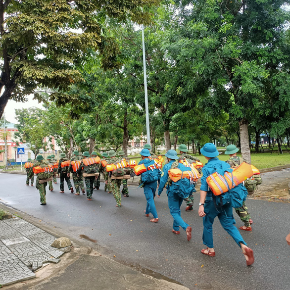 Officers and soldiers of the Military Region 5 are seen on their way to perform their duty in response to Typhoon Noru. Photo: H.Q. / Tuoi Tre