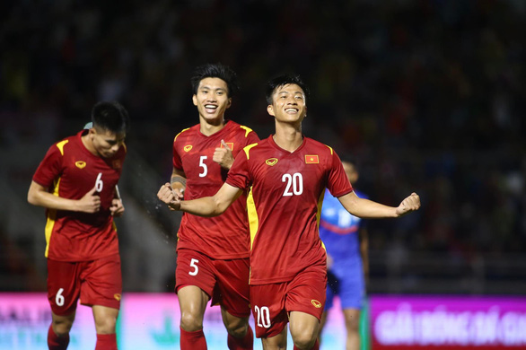 Vietnamese players celebrate a goal against India at the Hung Thinh 2022 international friendly football tournament in Ho Chi Minh City, September 27, 2022. Photo: Hoang Tung / Tuoi Tre