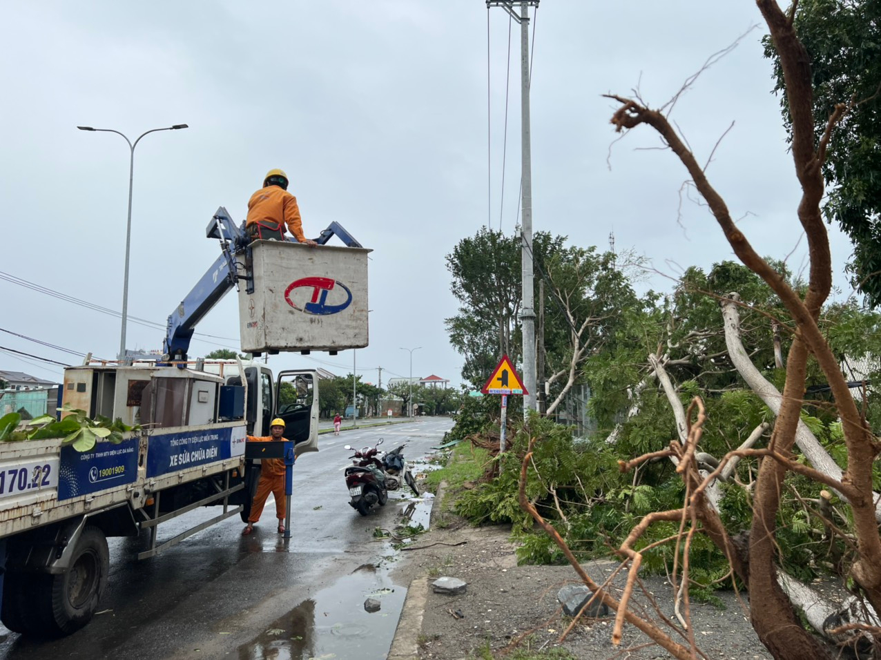 People fix power lines in central Vietnam following the landfall of Typhoon Noru, September 28, 2022. Photo: Doan Cuong / Tuoi Tre