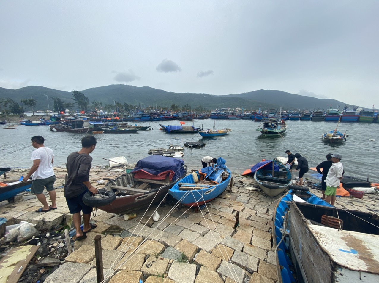 Fishermen check their boats following the landfall of Typhoon Noru, September 28, 2022. Photo: Truong Trung / Tuoi Tre