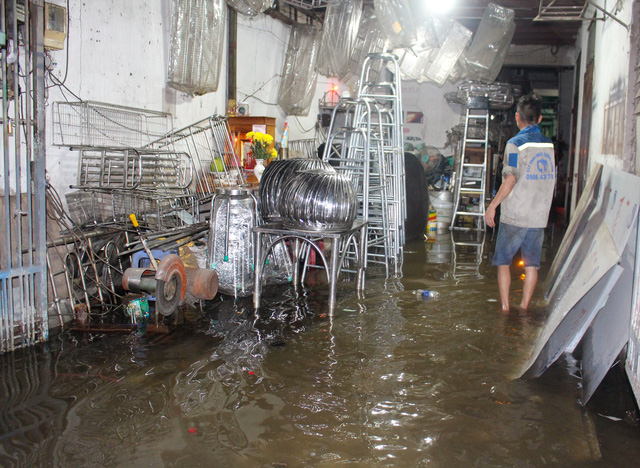 Floodwaters inundate a residence in District 7, Ho Chi Minh City, September 27, 2022. Photo: Tuoi Tre