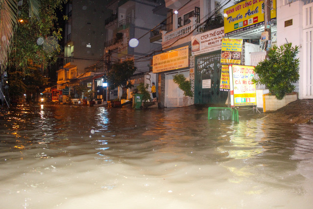 An alley down Huynh Tan Phat Street is submerged under floodwaters in District 7, Ho Chi Minh City, September 27, 2022. Photo: Tuoi Tre