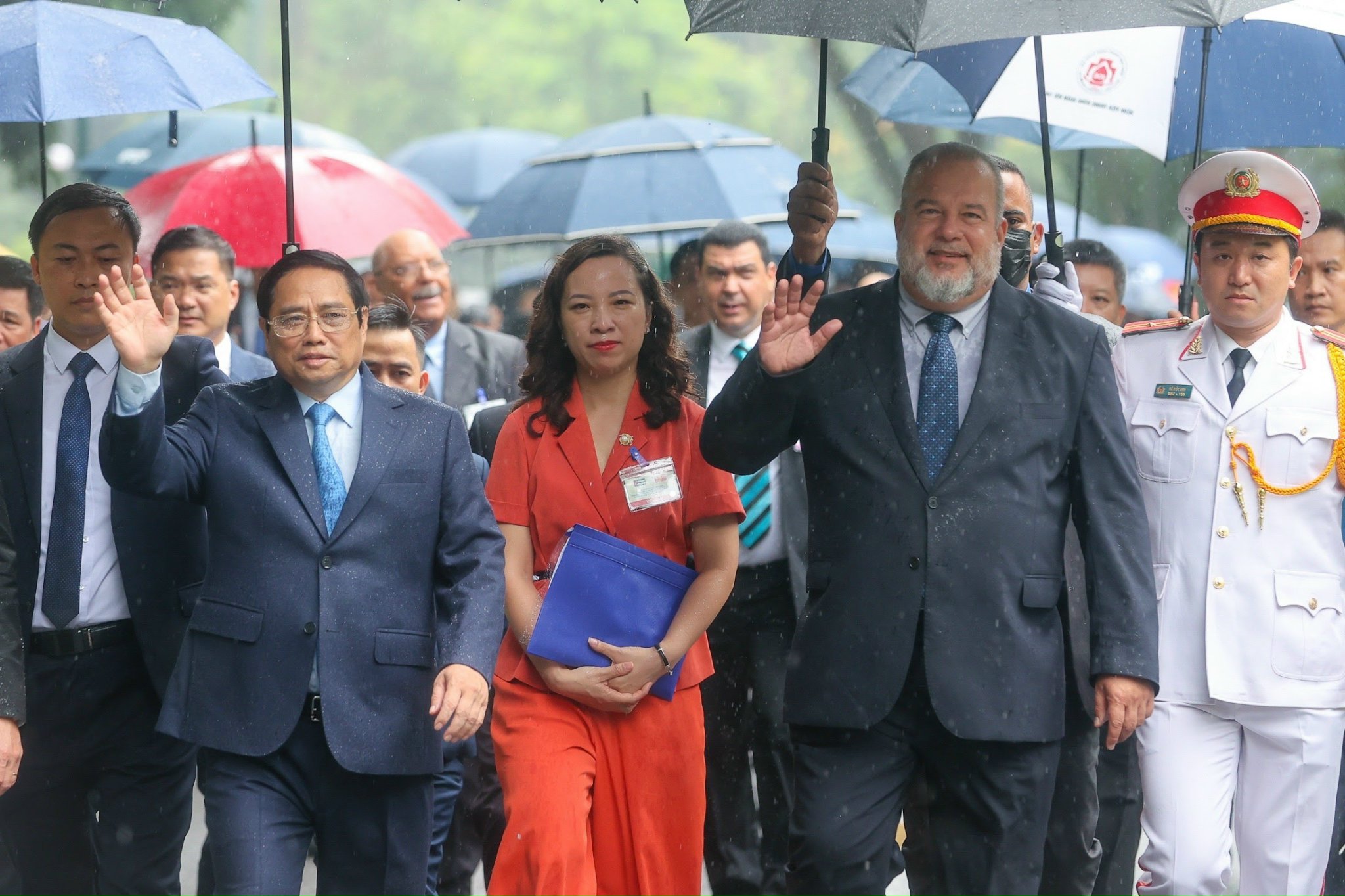 Cuban Prime Minister Manuel Marrero Cruz (R) and Vietnamese Prime Minister Pham Minh Chinh during the welcome ceremony in Hanoi, September 29, 2022. Photo: Nam Tran / Tuoi Tre