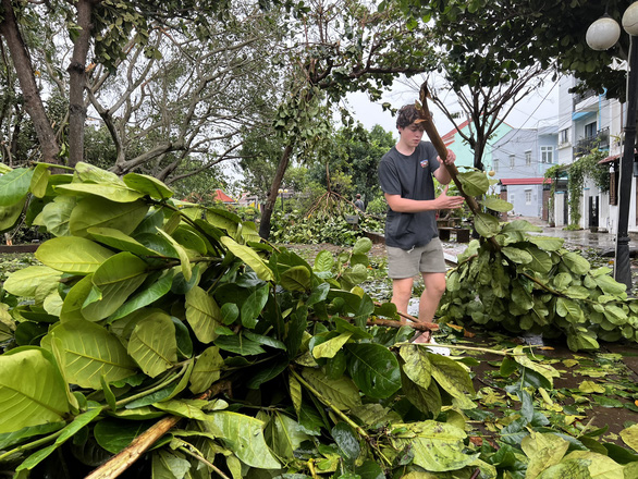 An Australian visitor cleans up tree branches in Cam Chau District, Hoi An City, Vietnam, September 28, 2022. Photo courtesy of Mai Thanh Chuong